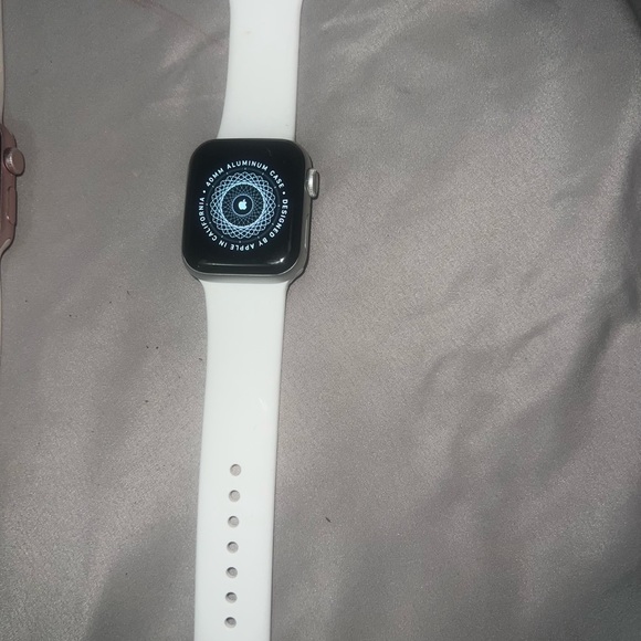 APPLE WATCH SERIES 4 silver